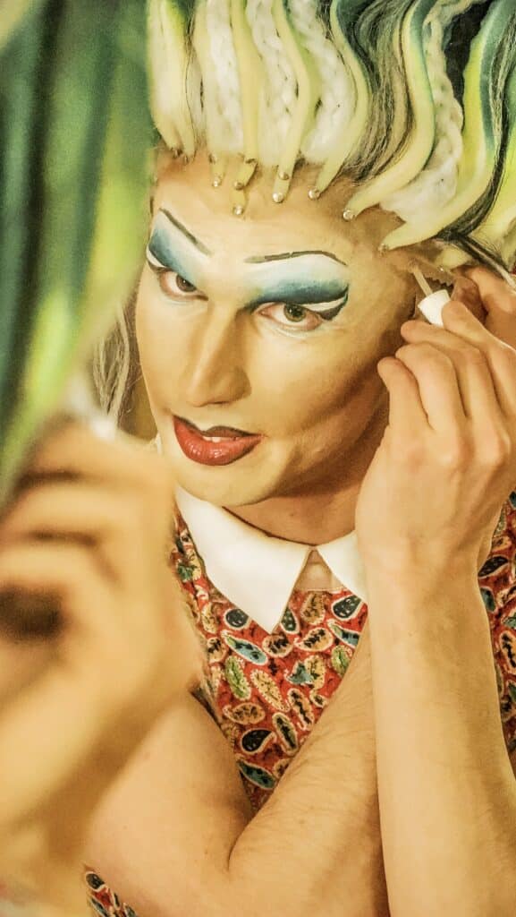 Pierre Villeneuve en drag-queen remet sa perruque